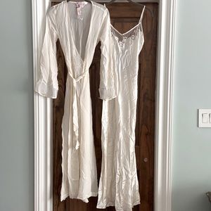 Victoria’s Secret vintage Bridal Nightgown and Robe Set. Brand New (Size XS/S)